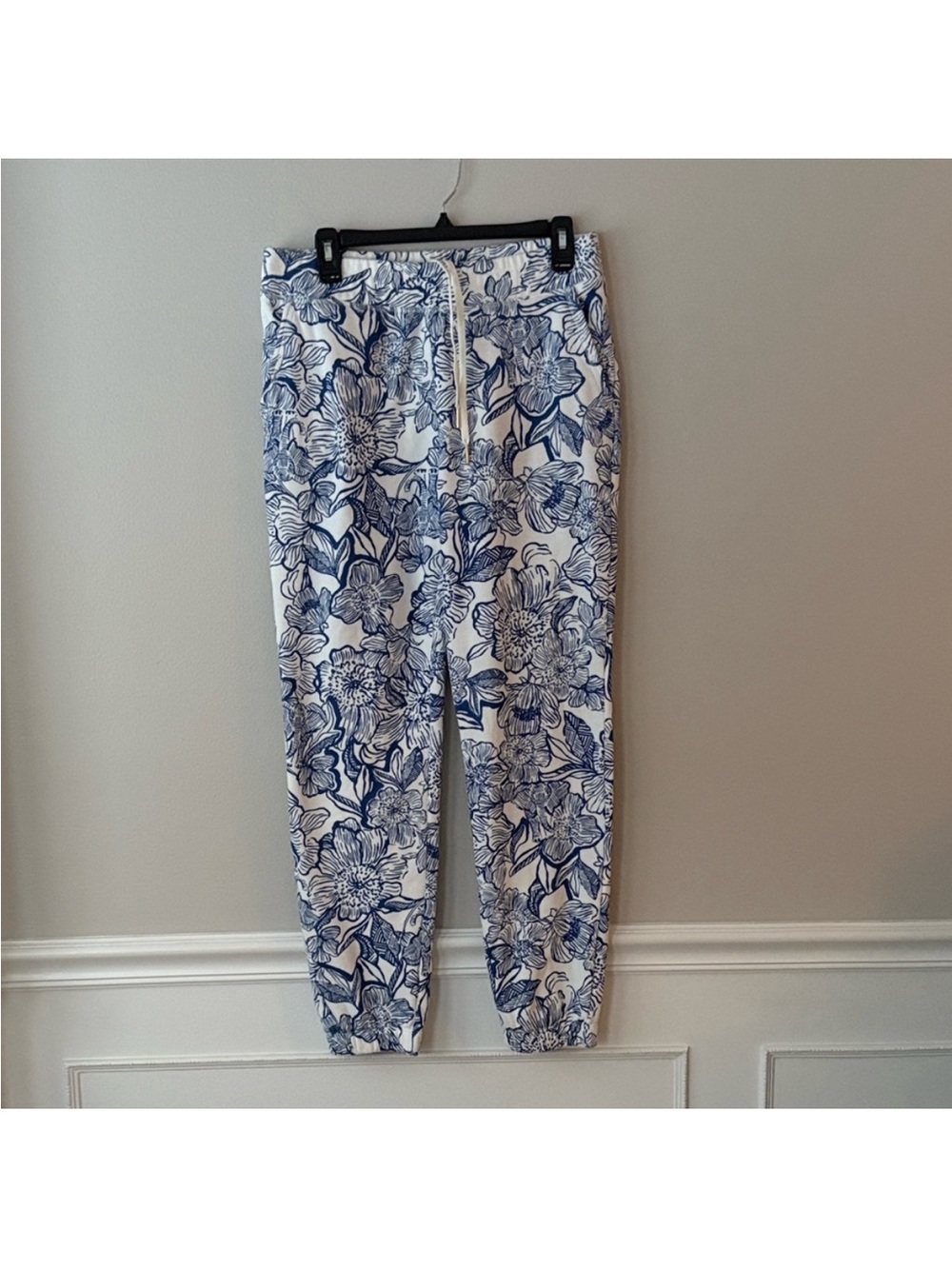 Lilly Pulitzer 29" Silvie Terry Jogger Blue and White Floral
Pants - Picture 8 of 8